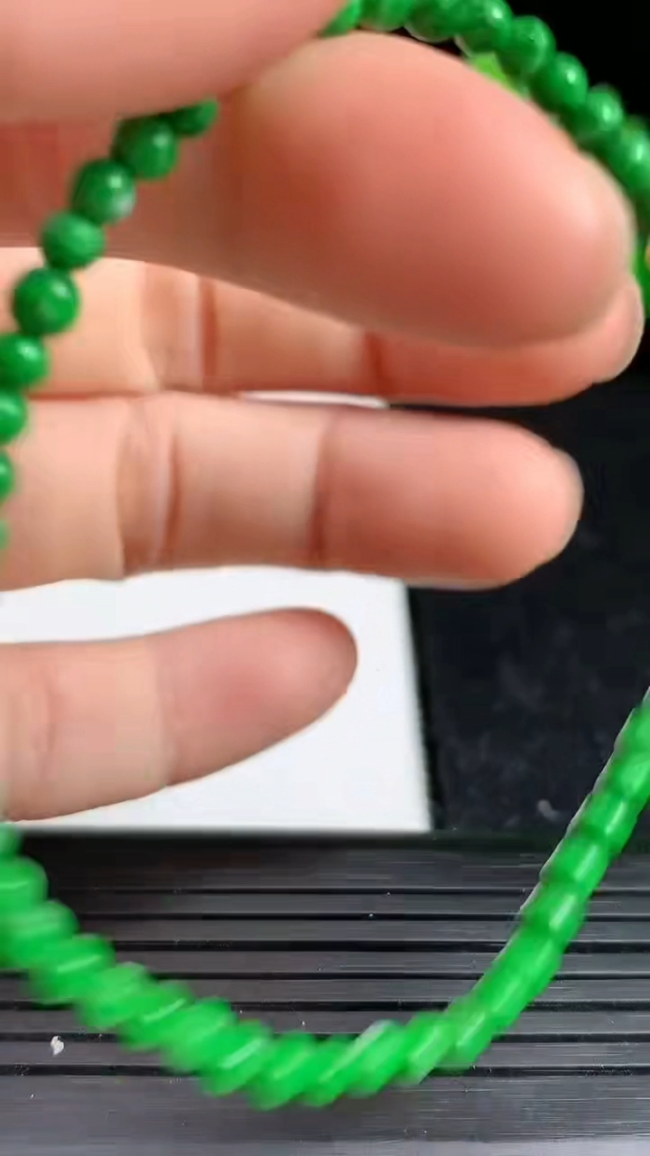 天然A货翡翠圆珠手串尺寸3.3-55颗重量:3.54g3月19日
工厂直销收藏佳品,种好水足，色泽均匀，有种有色，上手高大气！