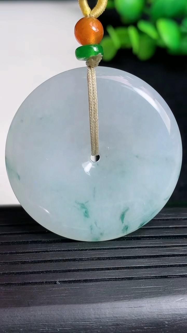 天然A货翡翠飘花平安扣吊坠尺寸39.5-5.9重量:20.95g
3月19日