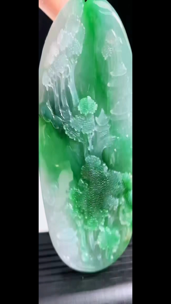 天然A货翡翠山水牌吊坠尺寸77.5-49.1-14重量:100.68g
3月19日