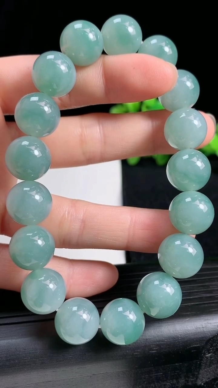 天然A货翡翠飘花圆珠手串尺寸12.6-17颗重量:56.67g3月19日
工厂直销收藏佳品,种好水足