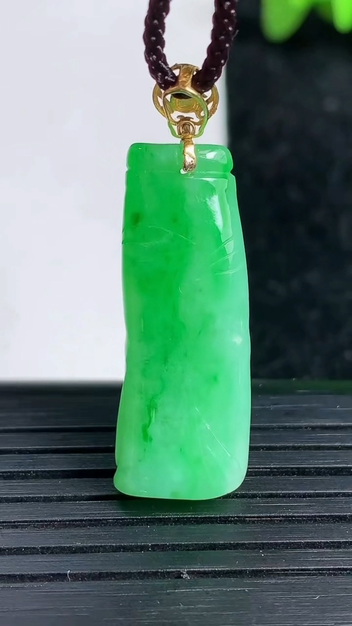 天然A货翡翠节节高升 竹节吊坠尺寸30-11.6-6.3重量:4.76g
3月19日