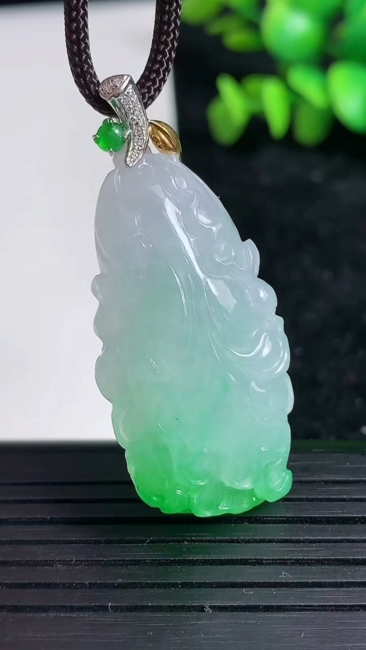 天然A货翡翠白菜吊坠尺寸40.1-19.3-9.9重量:13.37g
3月19日