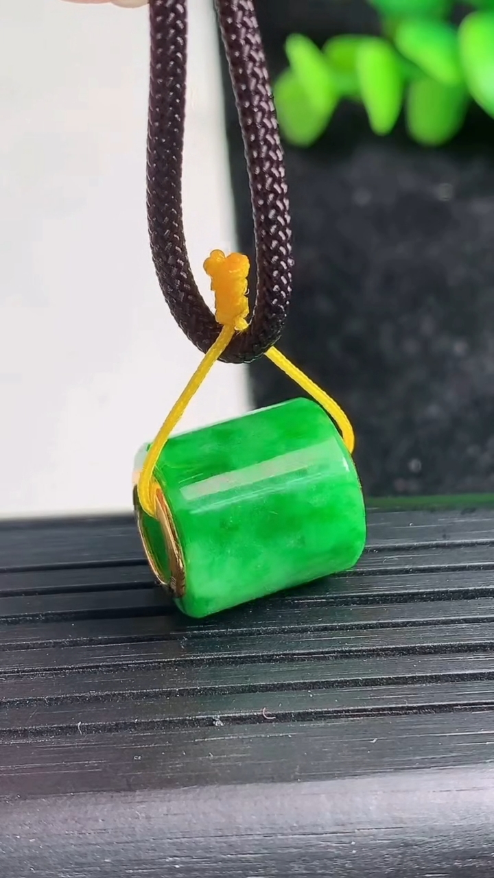 天然A货翡翠路路通吊坠尺寸13.3-15.1重量:4.33g
3月19日