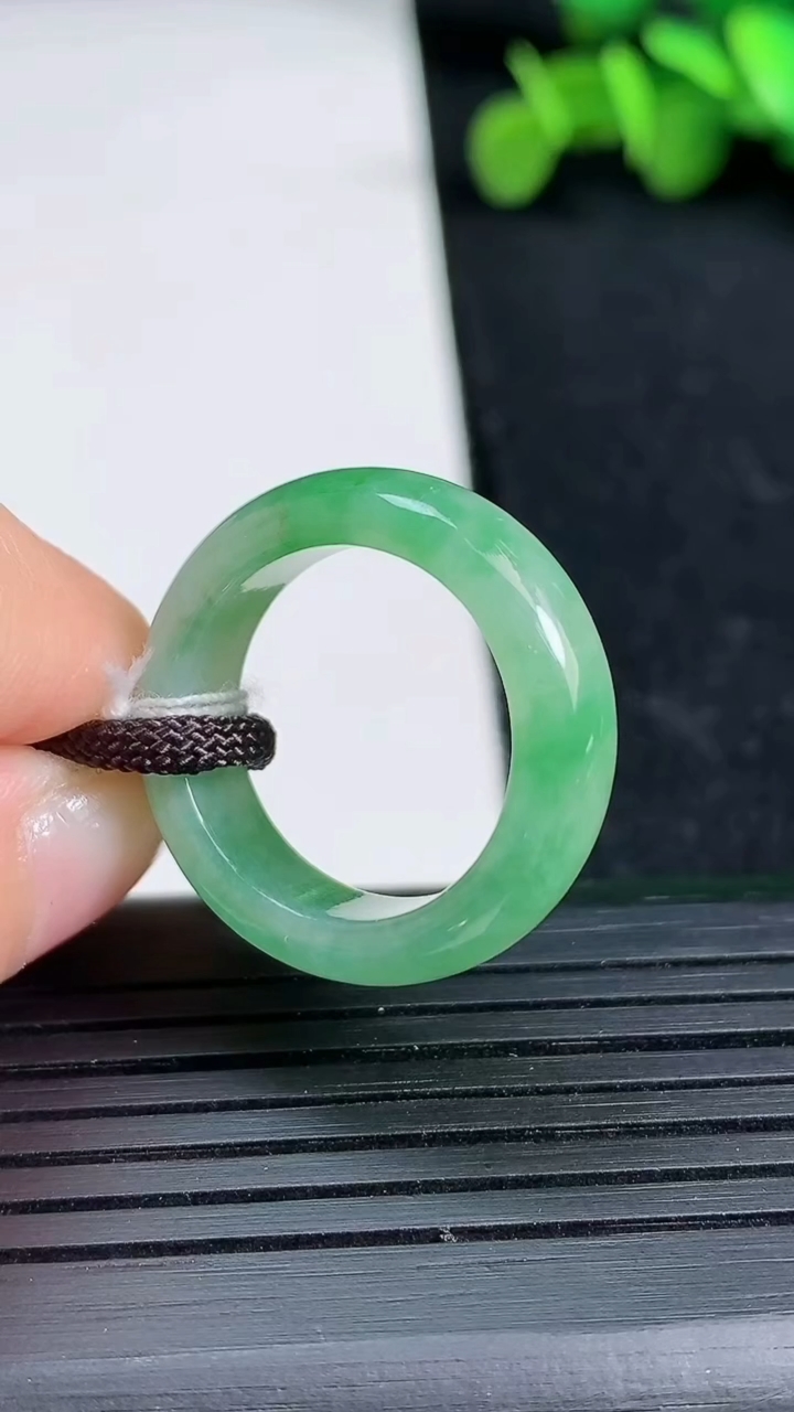 天然A货翡翠指环戒指尺寸17.5-6.2-3.5重量:4.79g2026年3月19日
工厂直销收藏佳