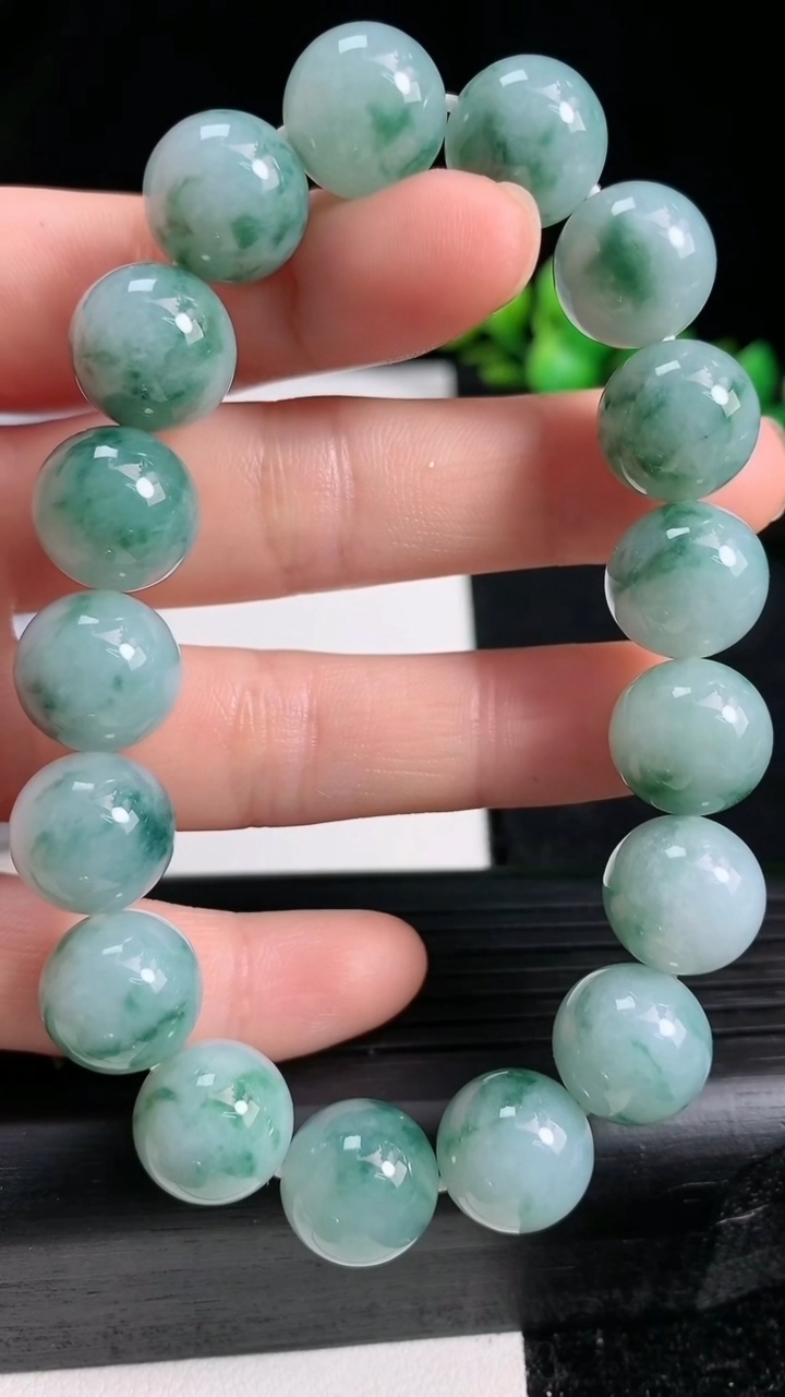 天然A货翡翠飘花圆珠手串尺寸12-17颗重量:49.90g3月19日
工厂直销收藏佳品,种好水足，色