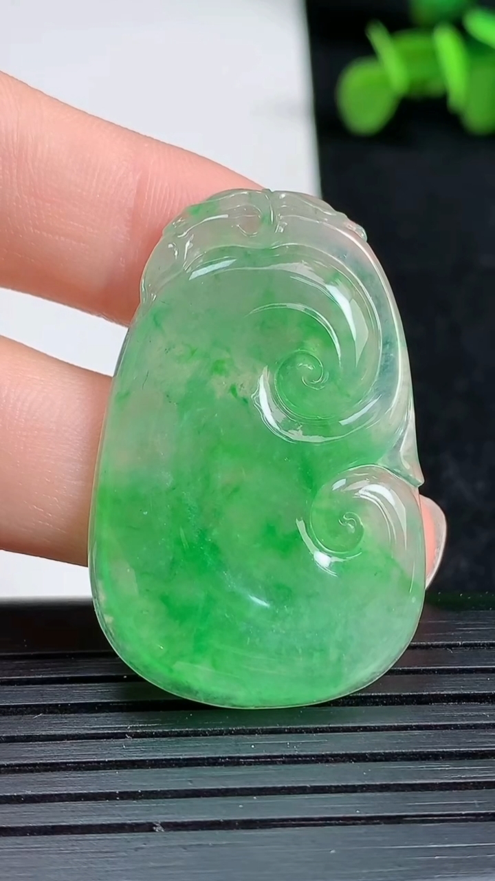 天然A货翡翠如意吊坠尺寸37.8-24.5-3.8重量:8.26g
3月19日