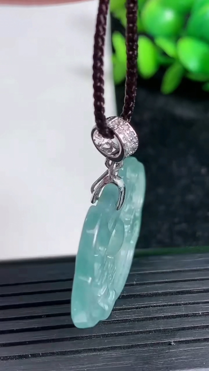 天然A货翡翠蓝水平安锁吊坠尺寸37-23.6-2.3重:3.70g
3月19日
377