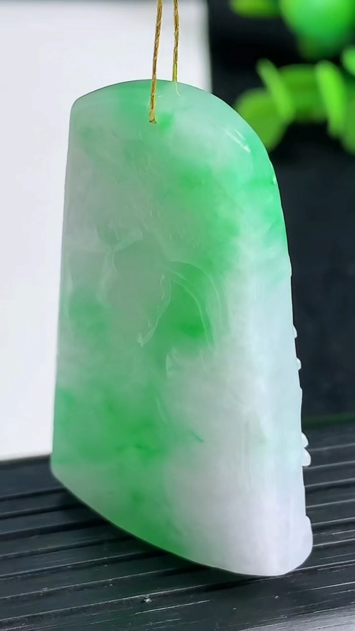 天然A货翡翠山水牌吊坠尺寸45.4-27-7重量:17.51g
3月19日