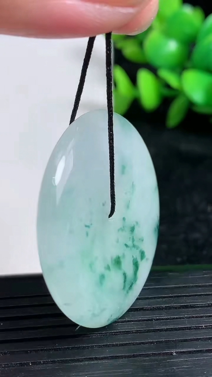 天然A货翡翠飘花平安扣吊坠尺寸37.2-5.7重量:17.51g
3月19日