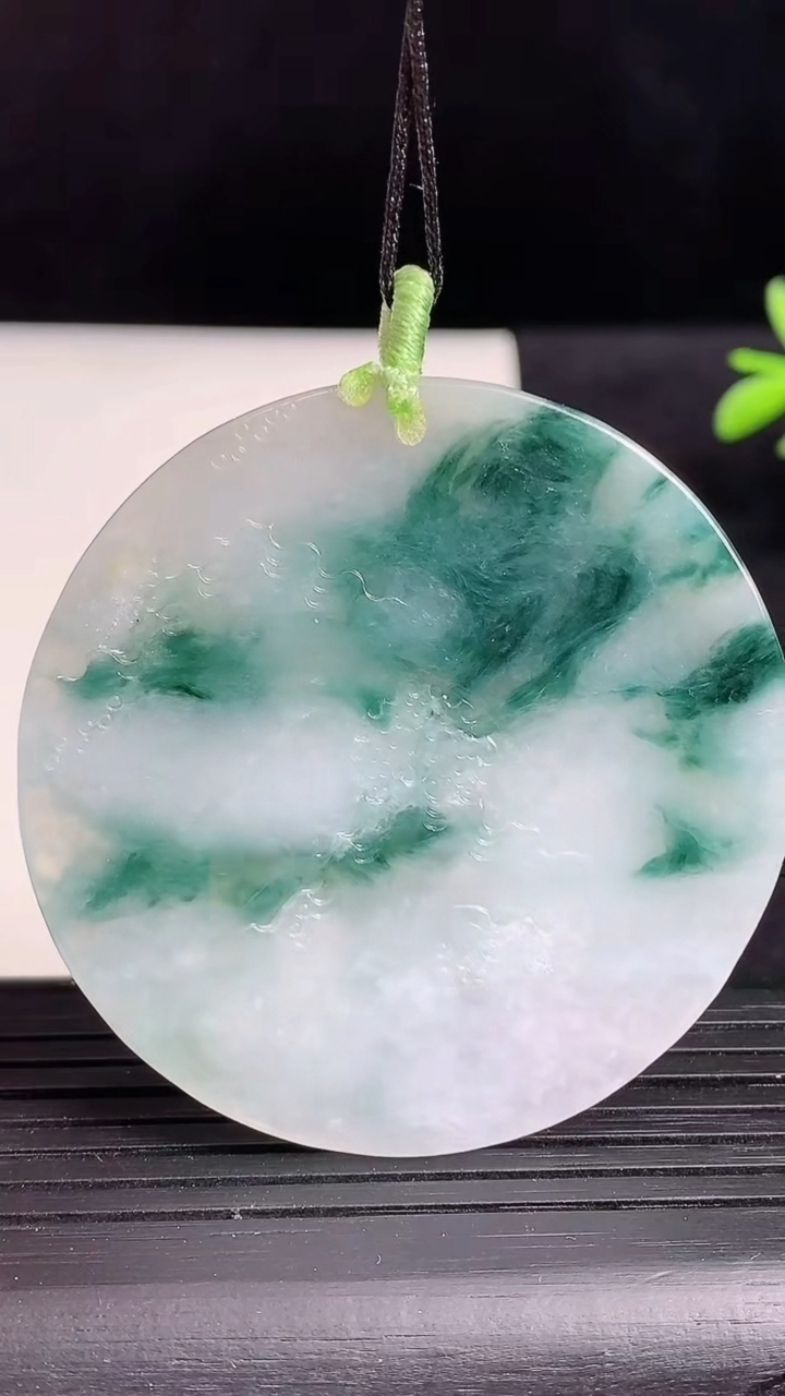 天然A货翡翠牌吊坠尺寸49-4.5重量:25.73g
3月19日