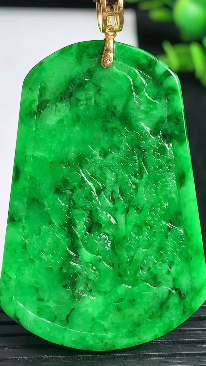 天然A货翡翠山水牌吊坠尺寸51.8-34.7-5.8重量:22.88g
3月19日