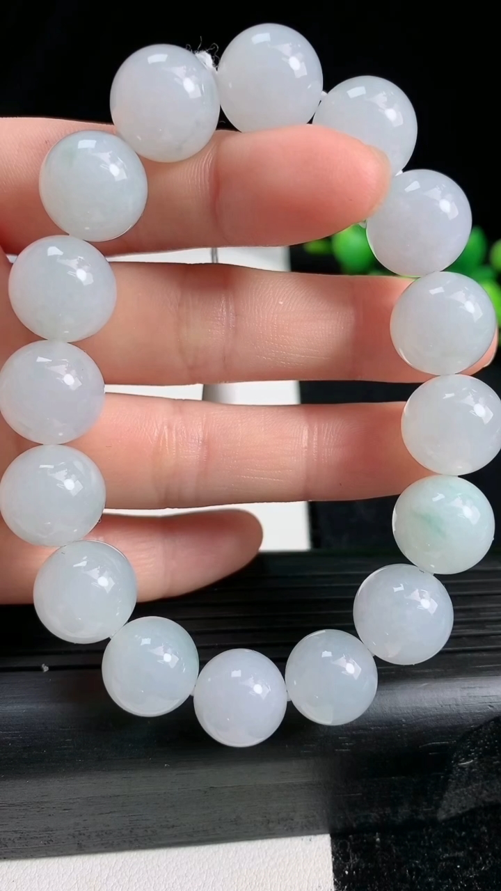 天然A货翡翠飘花圆珠手串尺寸12.2-16颗重量:53.57g3月19日
工厂直销收藏佳品,种好水足