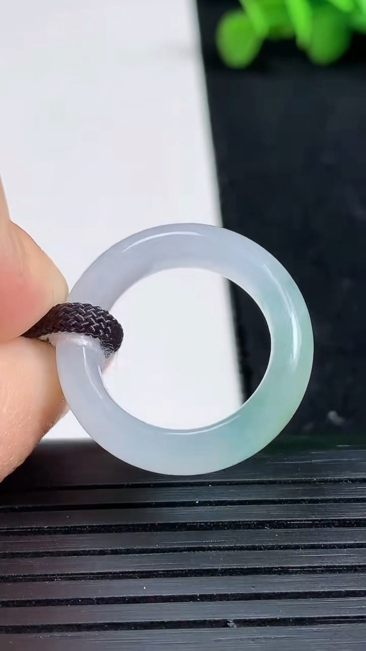 天然A货翡翠冰种飘花指环戒指尺寸16.6-6.2-3.7重量:4.61g2026年3月19日
工厂直销收藏佳品,种好水足，色泽均匀，有种有色，上手高大气！