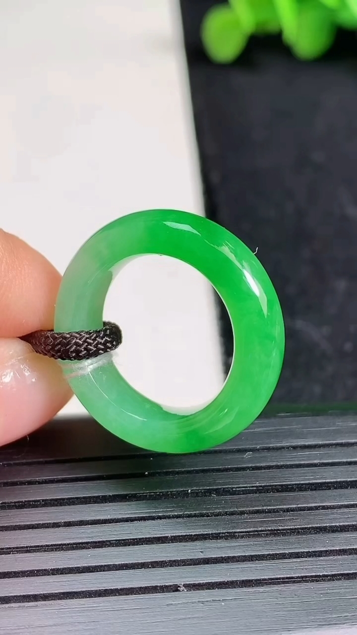 天然A货翡翠指环戒指尺寸15.5-5.5-4.2重量:4.43g2026年3月19日
工厂直销收藏佳