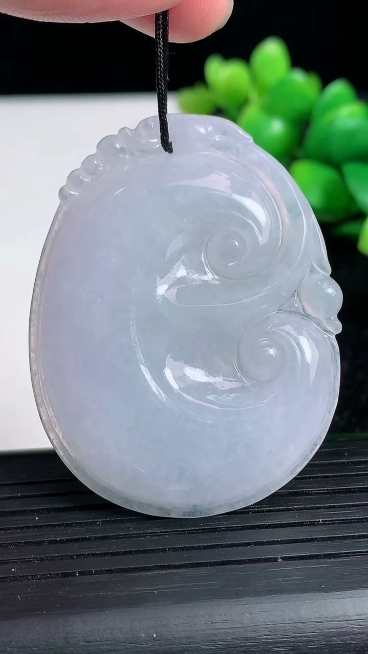 天然A货翡翠紫罗兰如意吊坠尺寸52.7-40.4-5.8重量:22.21g
3月19日