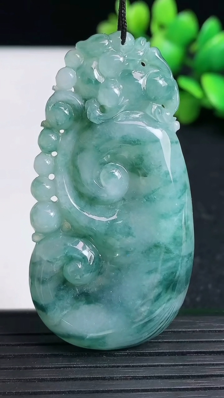 天然A货翡翠飘花如意吊坠尺寸58.4-30.6-8.5重量:27.33g
3月19日