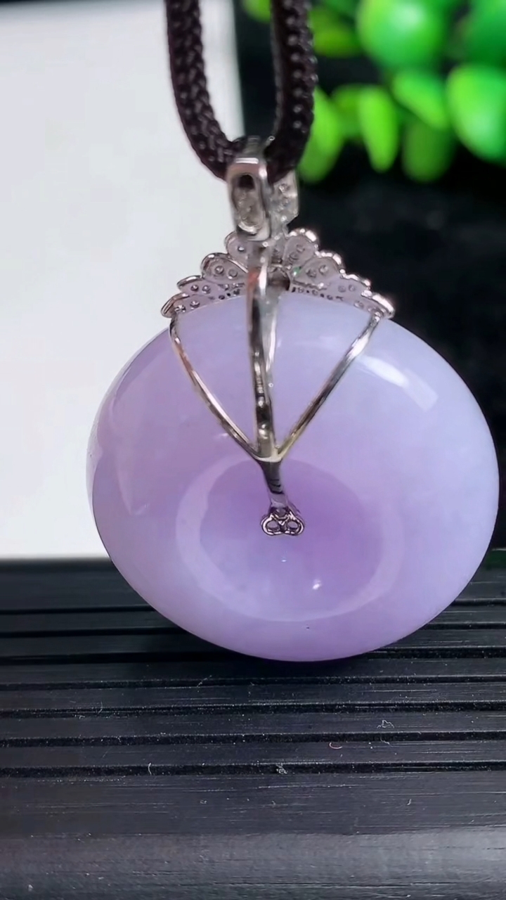 天然A货翡翠18K金紫罗兰平安扣吊坠尺寸29.8-12.1重量:24.65g
3月19日