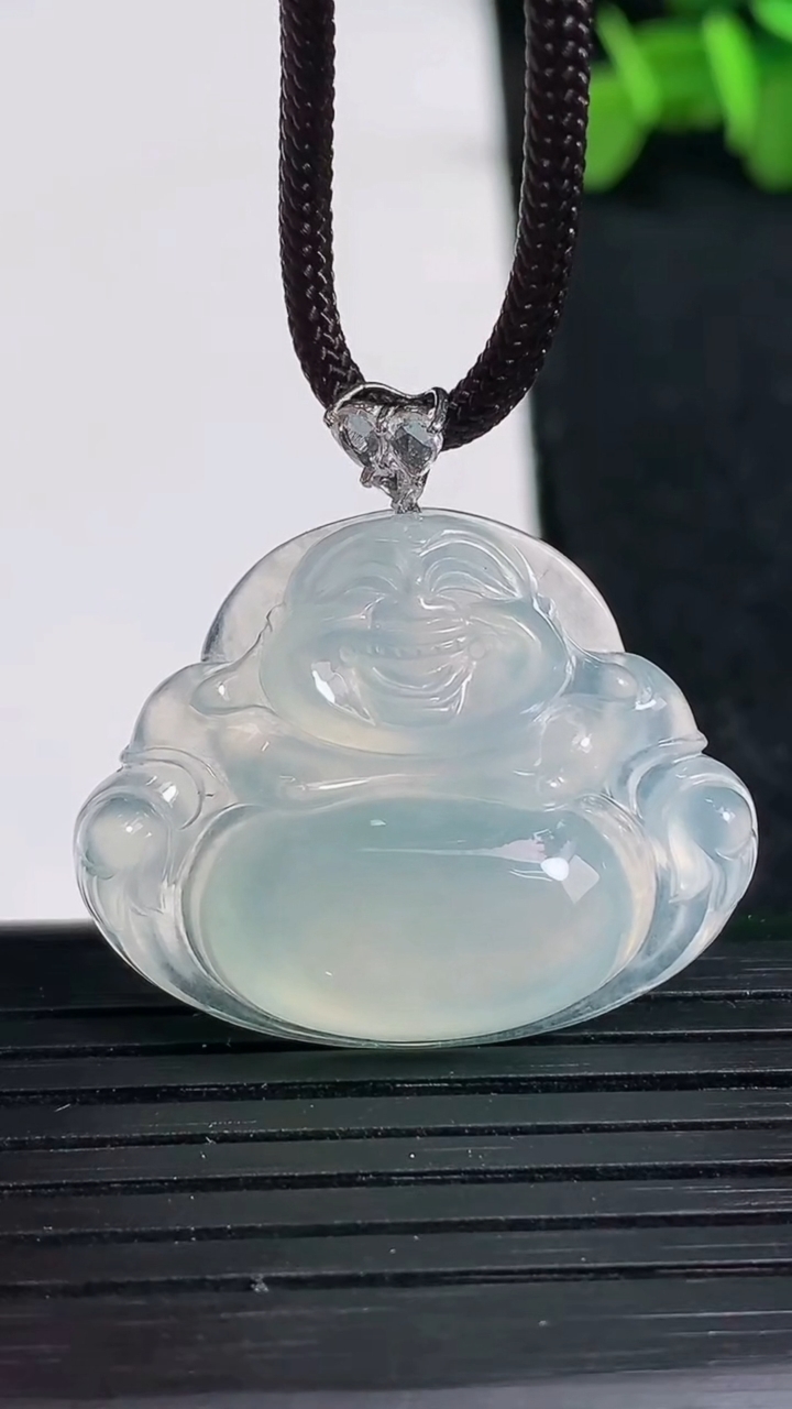 天然A货翡翠佛公吊坠尺寸24.4-30.7-7.2重量:7.91g
3月19日