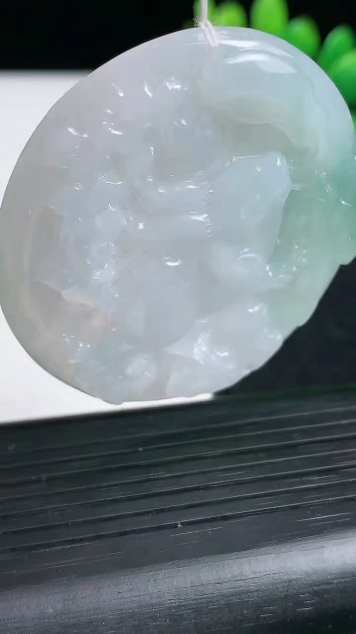 天然A货翡翠生肖兔吊坠尺寸52.4-45.8-5.7重量:24.80g
3月19日