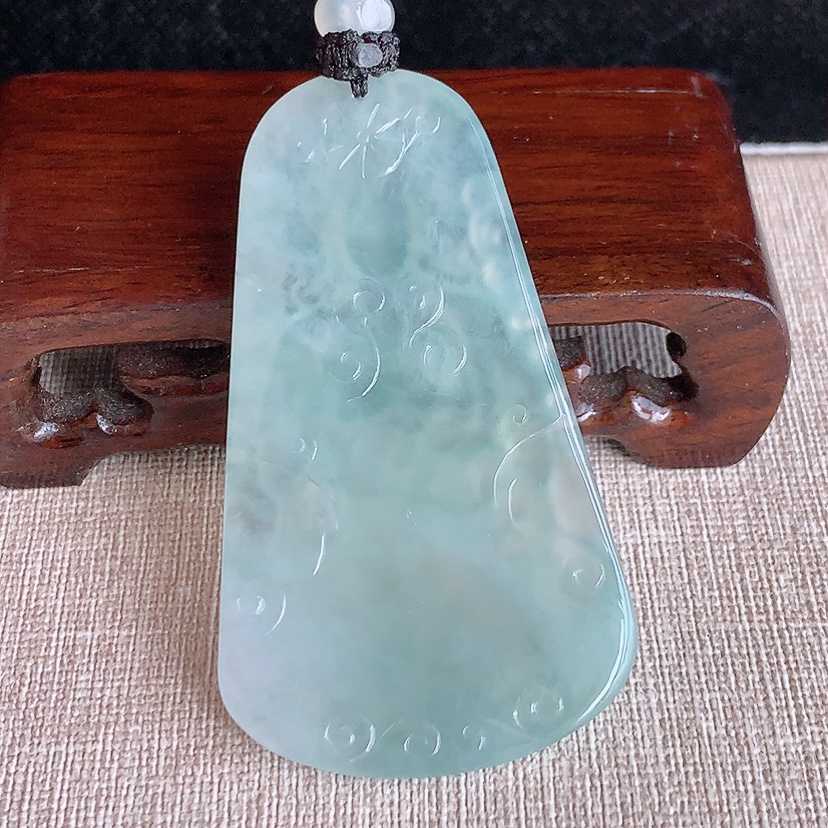 天然A货翡翠晴水大势至菩萨吊坠 
尺寸6.5-38.2-5.6mm 重量35.06g 0317