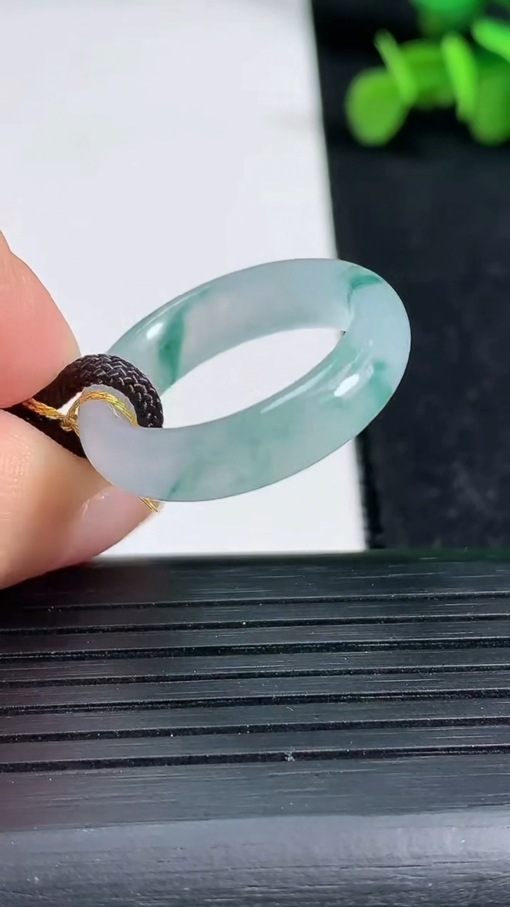 天然A货翡翠冰种飘花指环戒指尺寸18.2-5.7-3.9重量:4.08g2026年3月19日
工厂直销收藏佳品,种好水足，色泽均匀，有种有色，上手高大气！