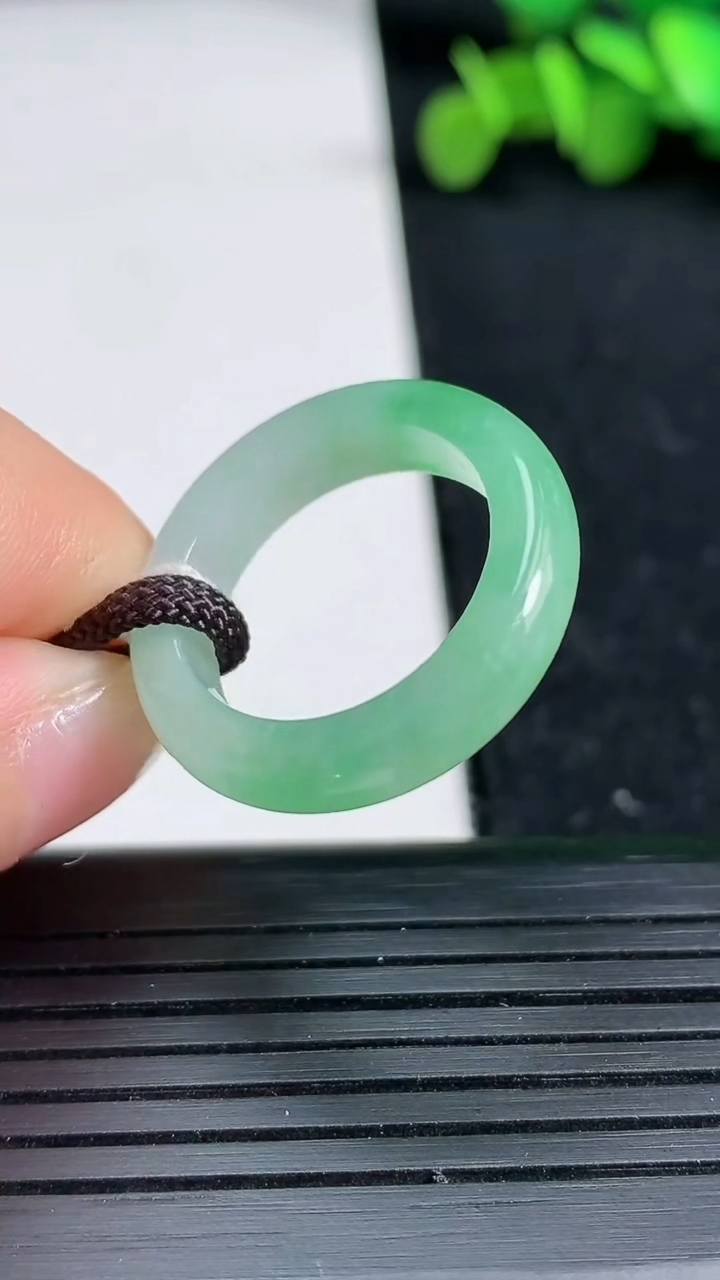 天然A货翡翠指环戒指尺寸17.6-4.9-3.5重量:3.96g2026年3月19日
工厂直销收藏佳品,种好水足，色泽均匀，有种有色，上手高大气！