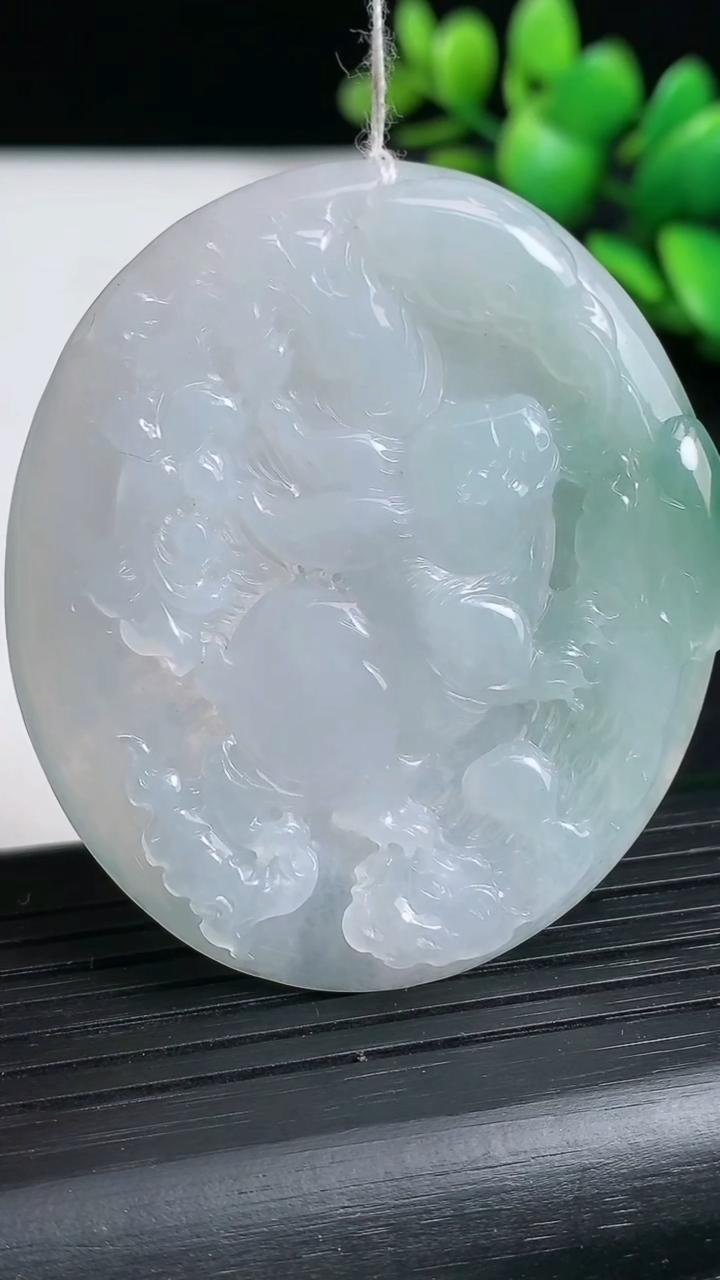 天然A货翡翠生肖兔吊坠尺寸52.4-45.8-5.7重量:24.80g
3月19日