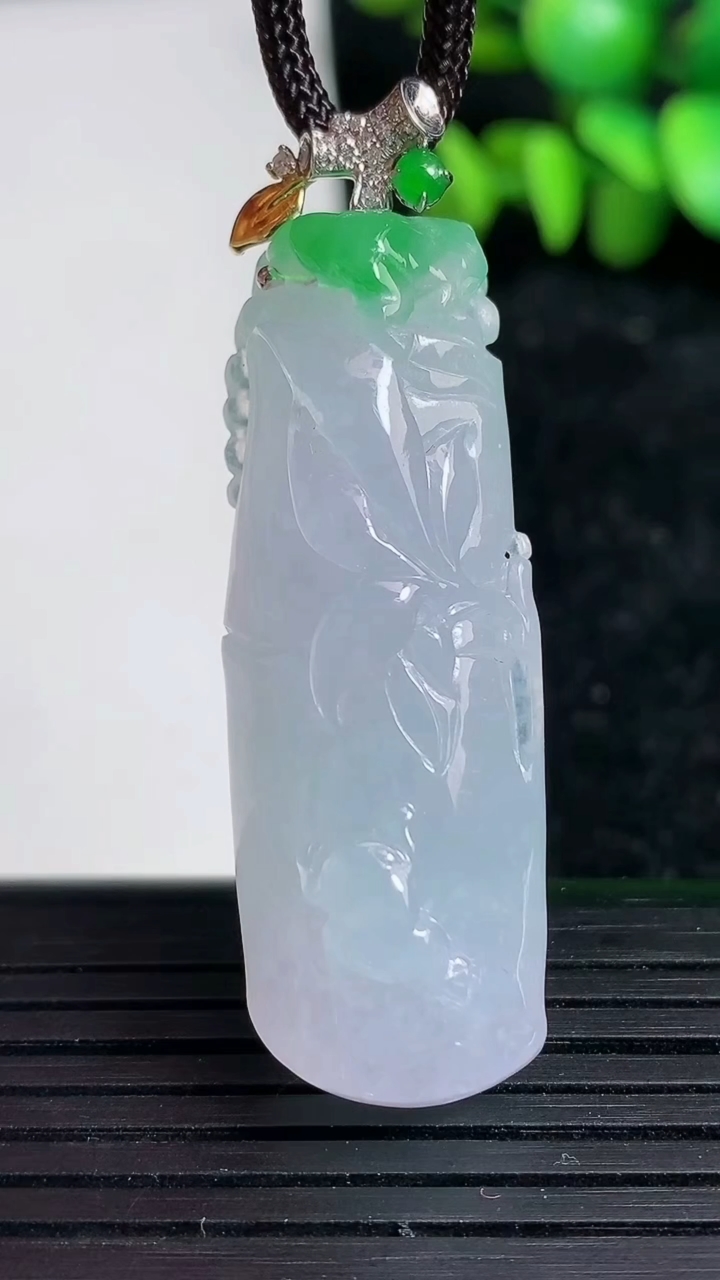 天然A货翡翠节节高升 竹节吊坠尺寸43.8-16-11.9重量:15.67g
3月19日