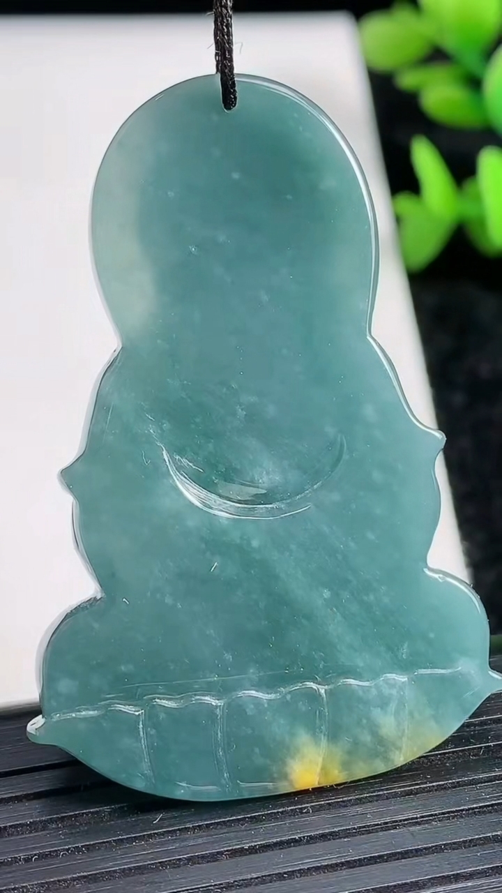 天然A货翡翠蓝水观音菩萨吊坠尺寸51.7-35-7.3重:24.79g
3月19日
322