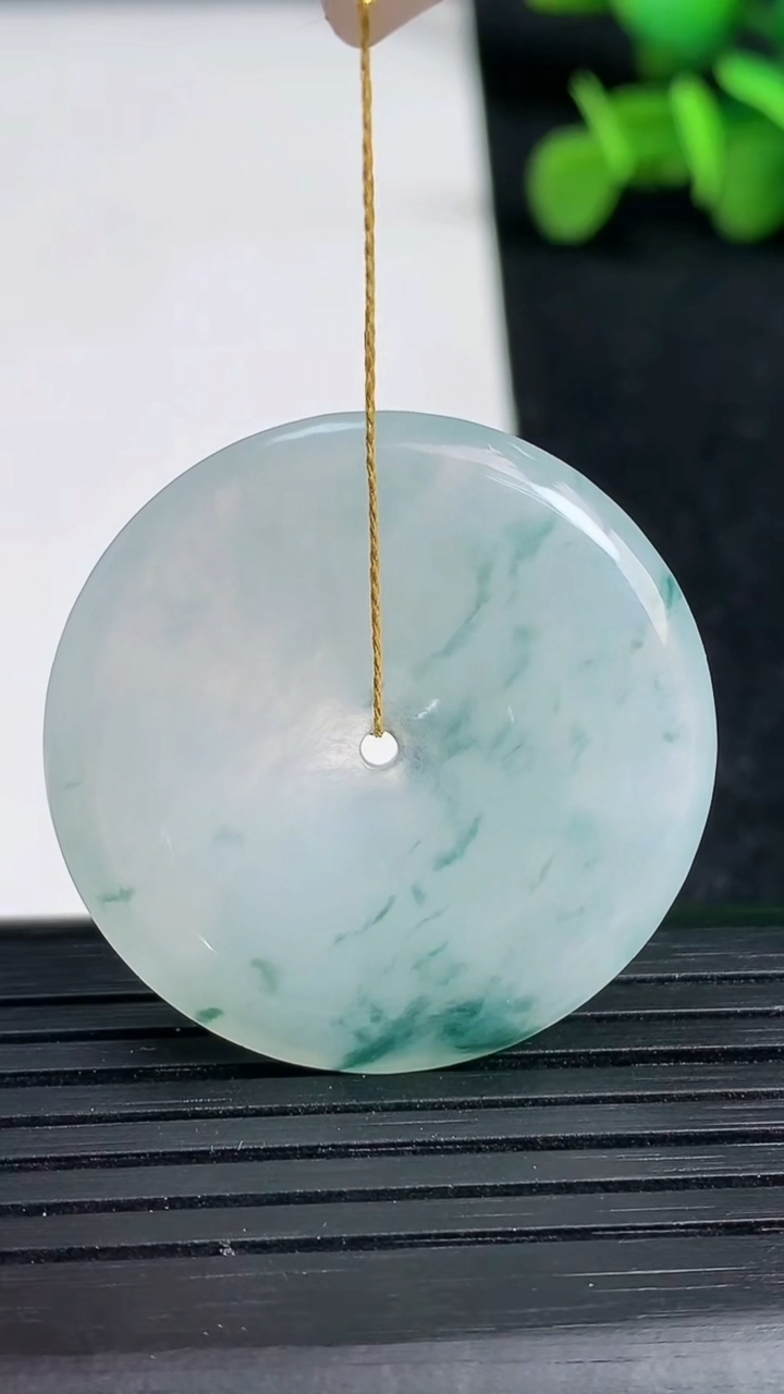 天然A货翡翠冰种飘花平安扣吊坠尺寸31.7-5.1重量:10.78g
3月19日