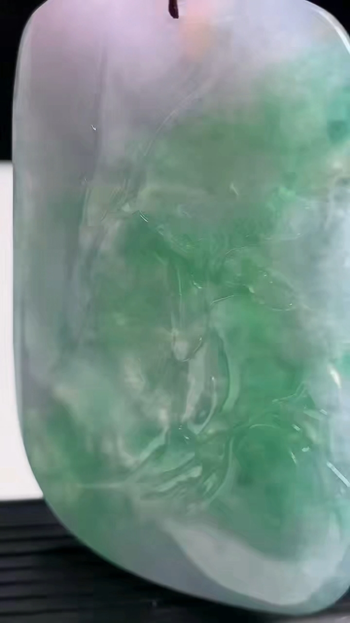 天然A货翡翠山水牌吊坠尺寸77.4-49.5-5.6重量:53.01g
3月19日