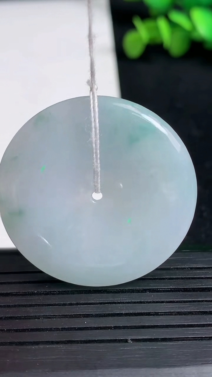 天然A货翡翠飘花平安扣吊坠尺寸35.8-5.9重量:16.65g
3月19日