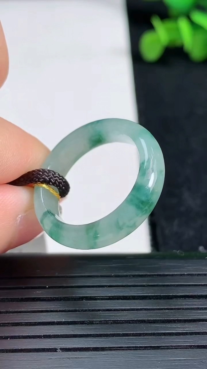 天然A货翡翠冰种飘花指环戒指尺寸18.1-5.3-3.2重量:3.37g2026年3月19日
工厂直