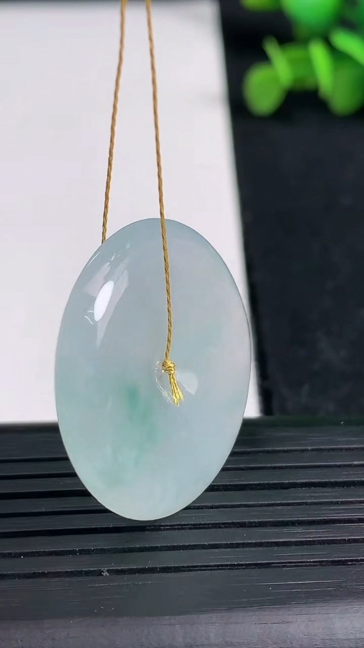 天然A货翡翠冰种飘花平安扣吊坠尺寸29.8-5.7重量:10.78g
3月19日