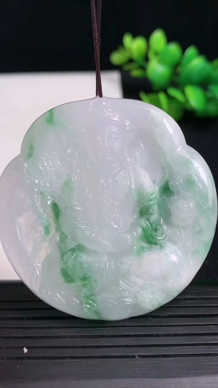 天然A货翡翠度母观音吊坠尺寸54.4-53.1-6.8重量:40.21g
3月19日