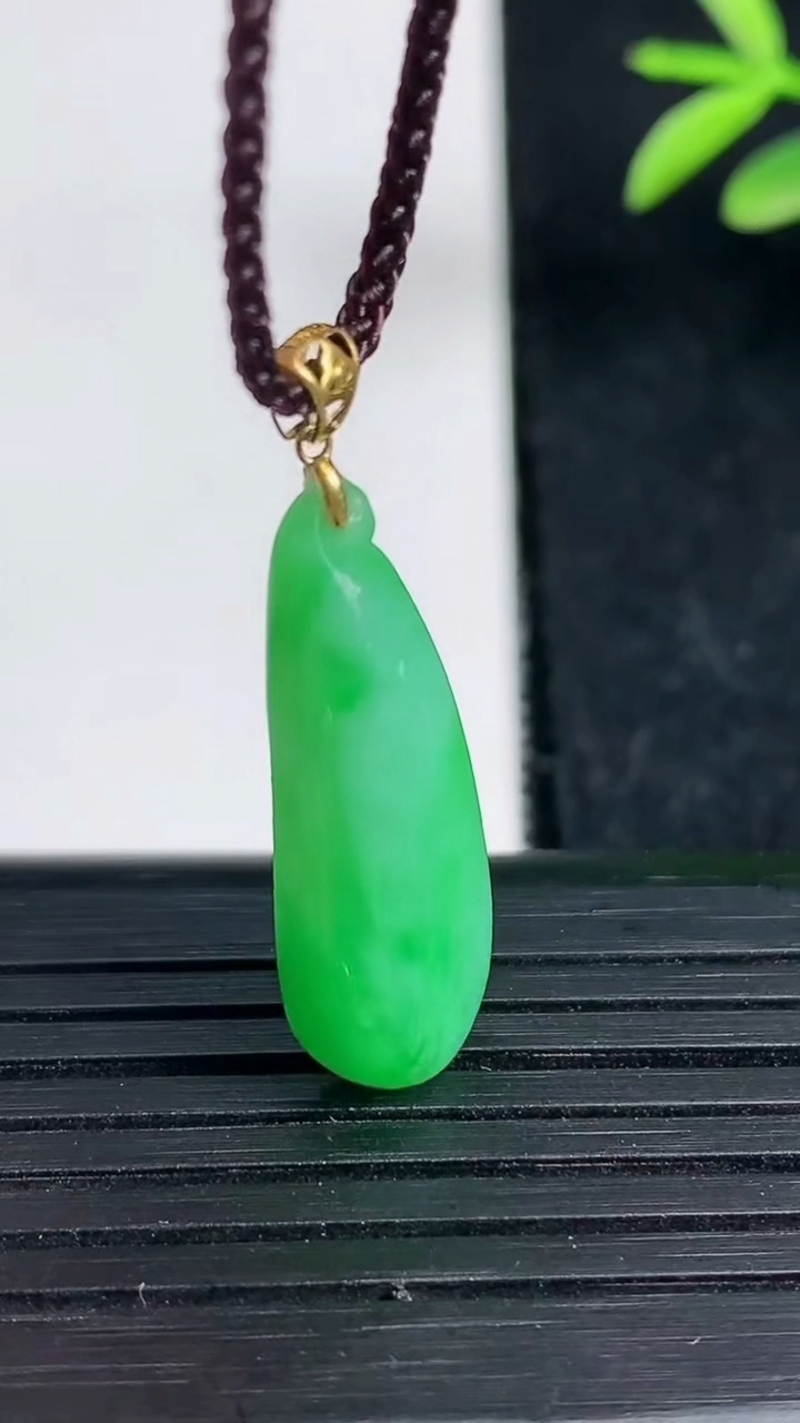 天然A货翡翠福瓜吊坠尺寸26.6-9-5.1重量:2.15g
3月19日