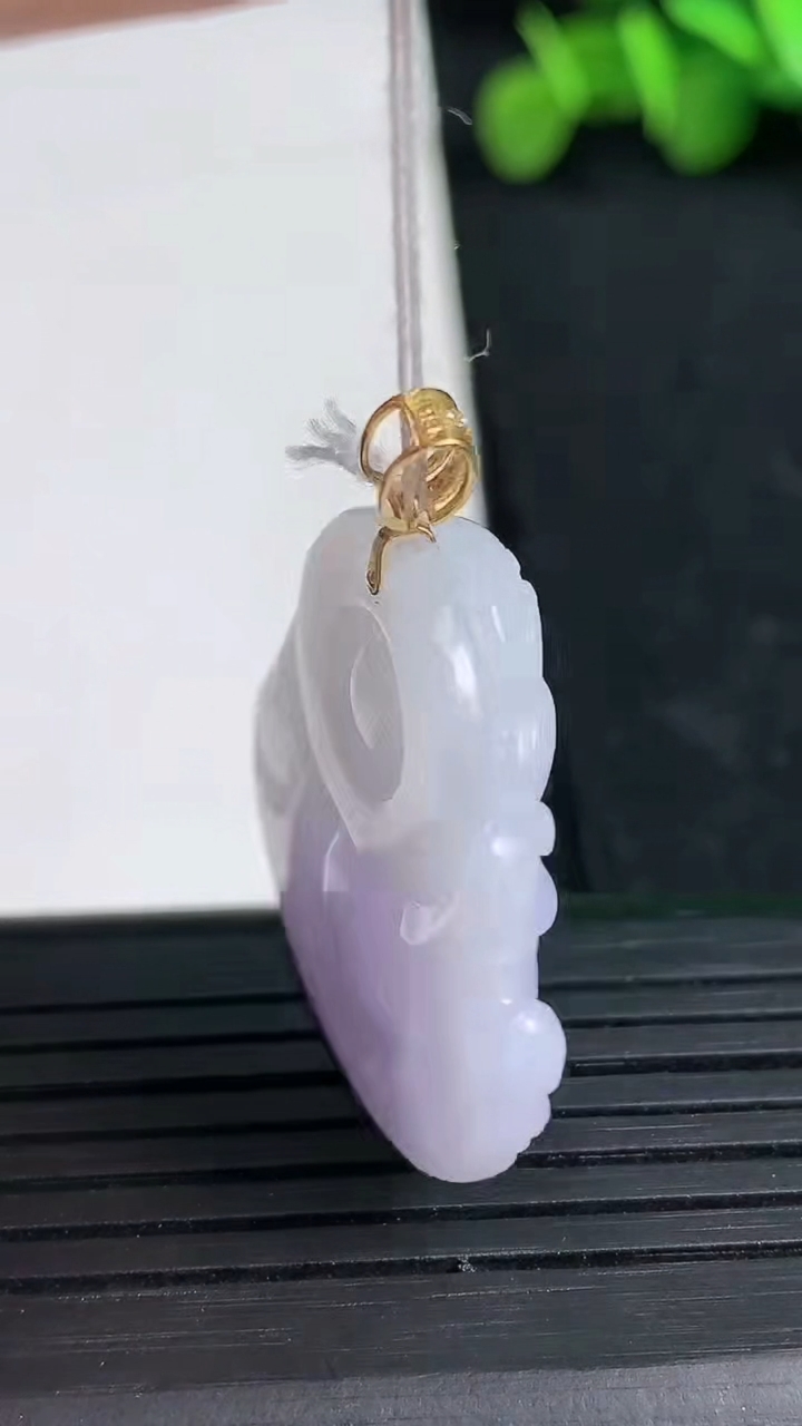 天然A货翡翠18K金紫罗兰佛公吊坠尺寸29-28.9-7.4重量:10.79g
3月19日