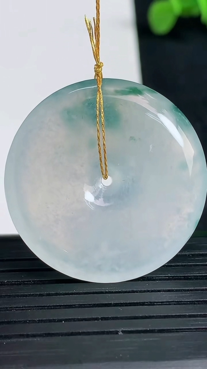 天然A货翡翠种飘花平安扣吊坠尺寸31.6-6.4重量:13.30g
3月19日