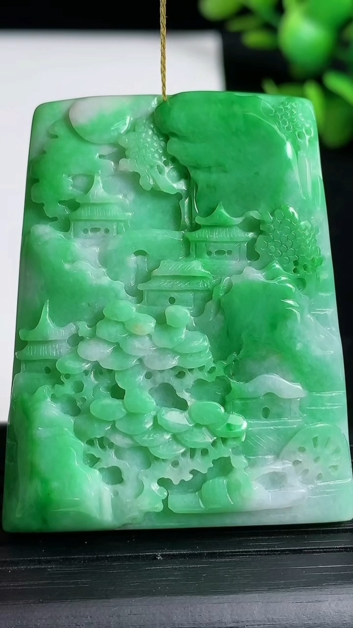 天然A货翡翠山水牌吊坠尺寸50.1-39.8-9.1重量:39.91g
3月19日