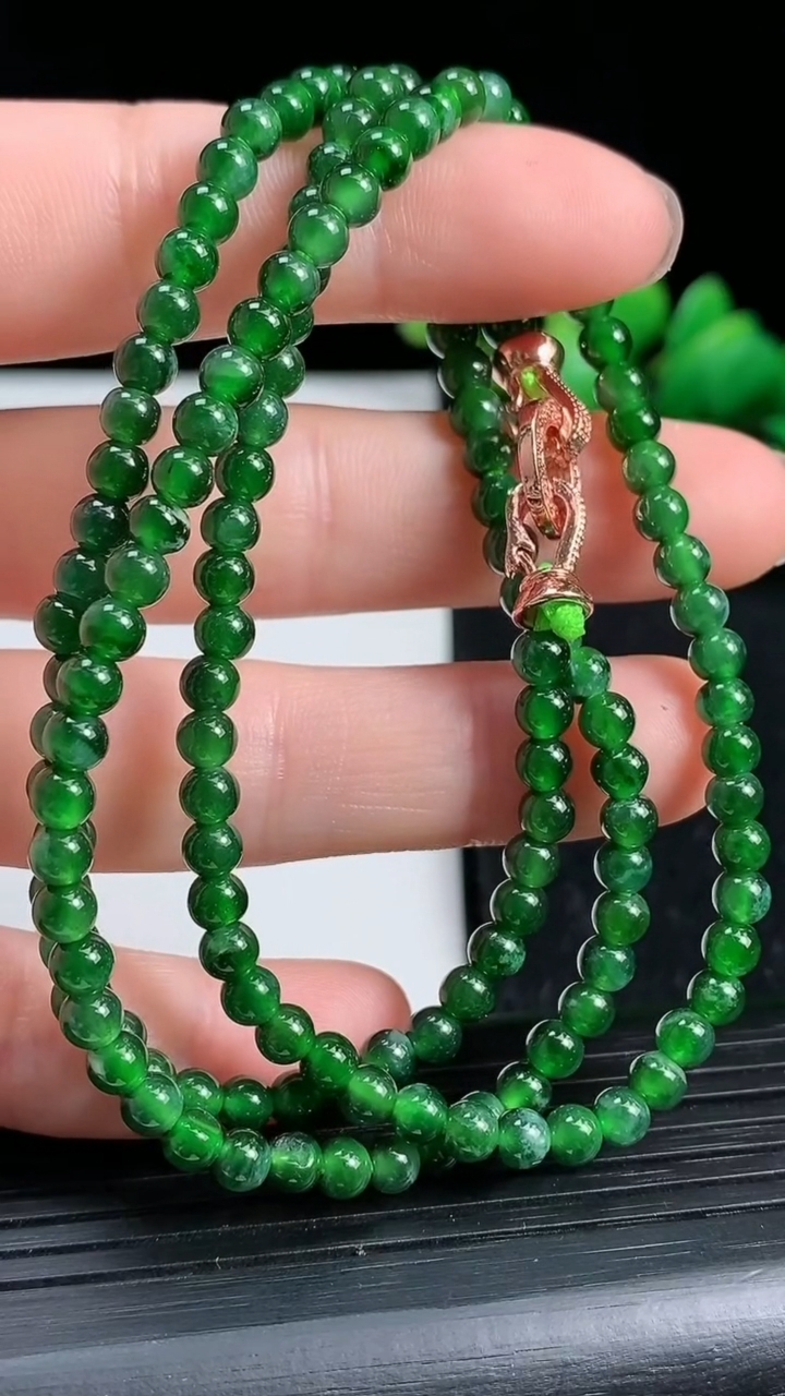 天然A货翡翠小米珠项链尺寸4-147颗重量:15.44g
3月19日