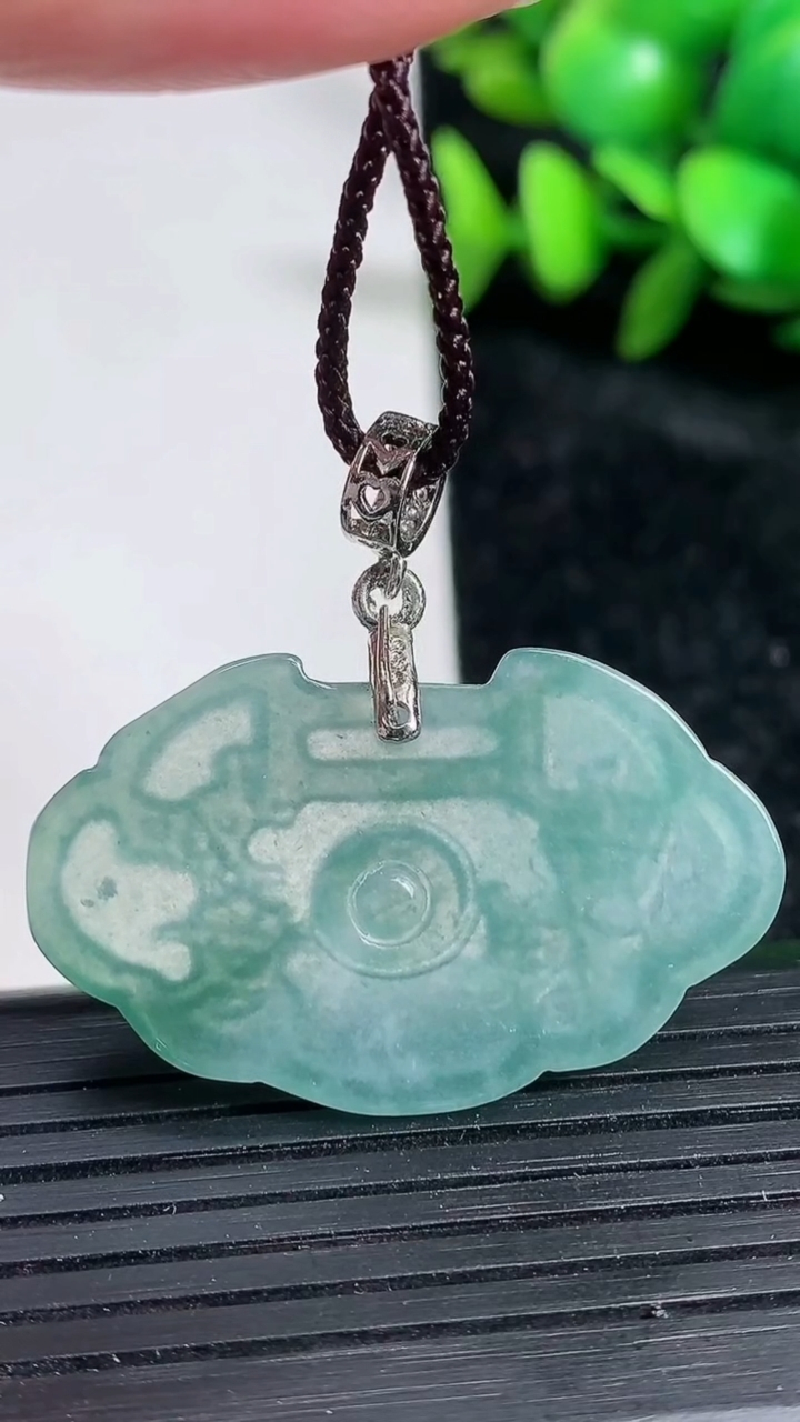 天然A货翡翠蓝水平安锁吊坠尺寸37-23.6-2.3重:3.70g
3月19日
377