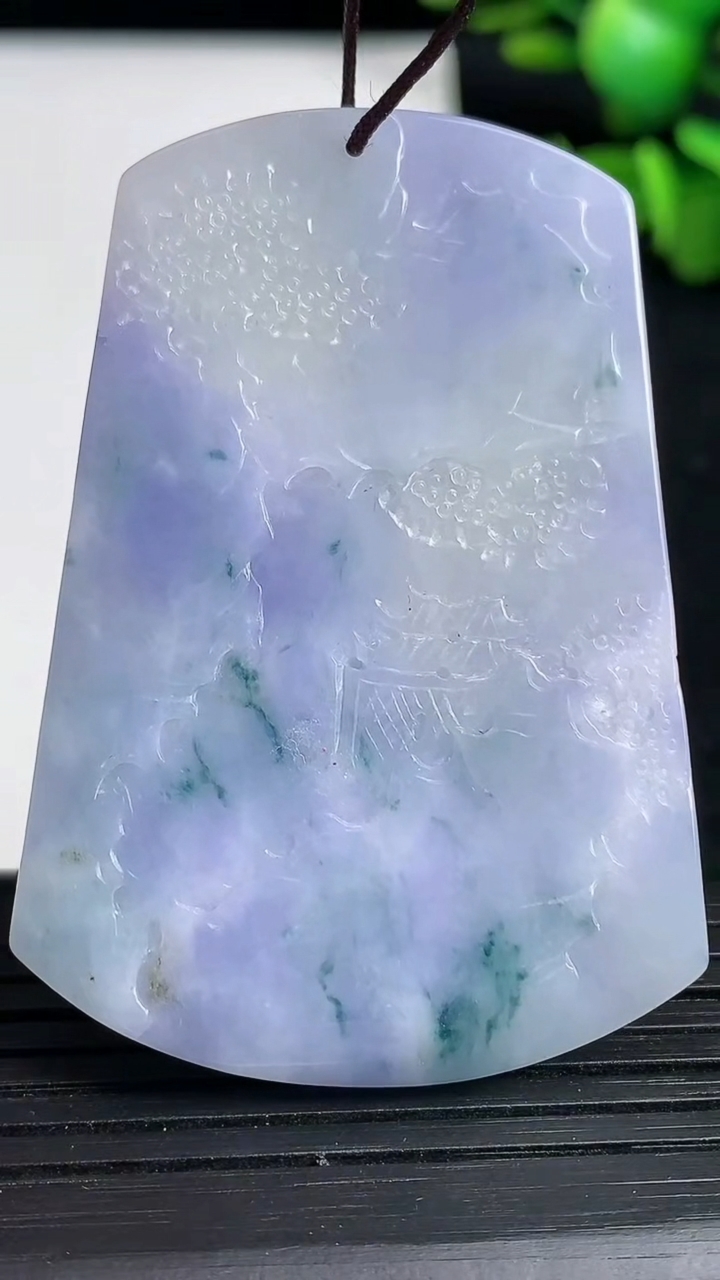 天然A货翡翠紫罗兰飘花山水牌吊坠尺寸53.2-36.9-5.1重量:24.43g
3月19日