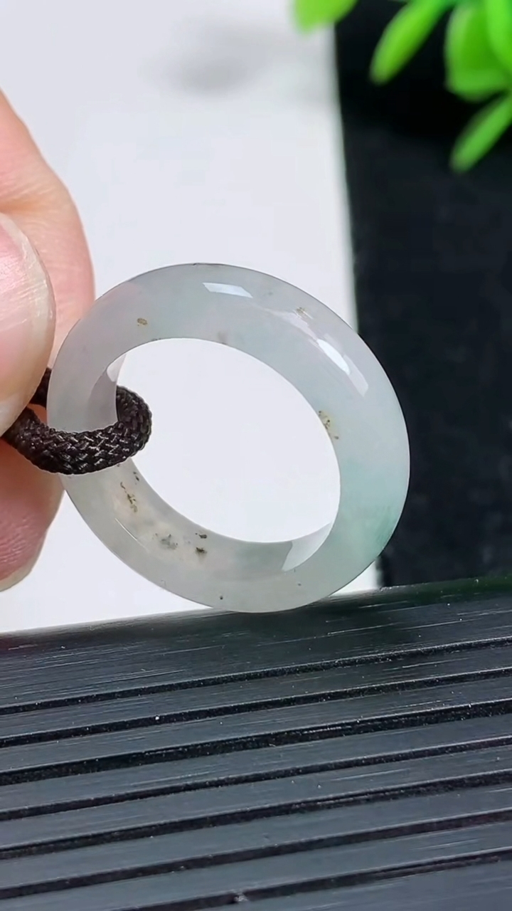 天然A货翡翠飘花指环戒指尺寸17-5.5-3.5重:3.63g2026年3月19日
工厂直销收藏佳品,种好水足，色泽均匀，有种有色，上手高大气！
637