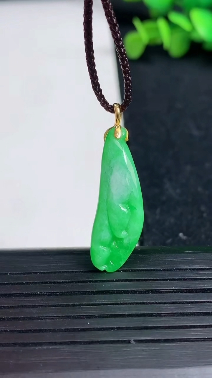 天然A货翡翠佛手瓜吊坠尺寸29.7-9.5-4.1重量:1.99g
3月19日
