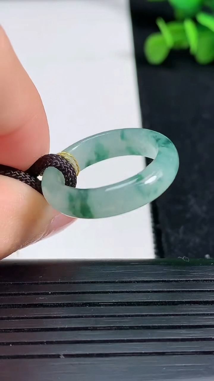 天然A货翡翠冰种飘花指环戒指尺寸18.1-5.3-3.2重量:3.37g2026年3月19日
工厂直销收藏佳品,种好水足，色泽均匀，有种有色，上手高大气！