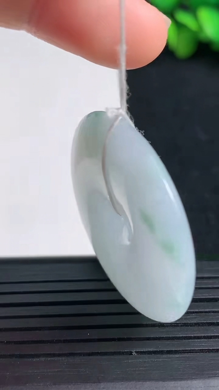 天然A货翡翠飘花平安扣吊坠尺寸35.8-5.9重量:16.65g
3月19日