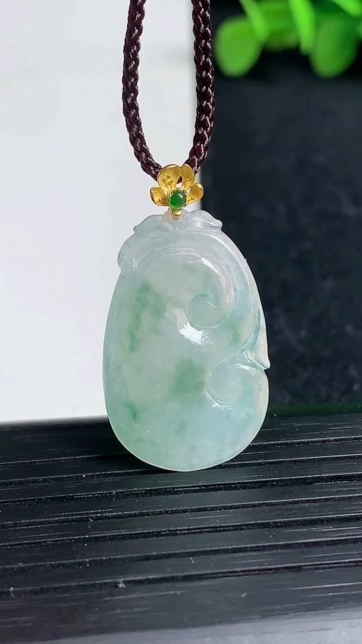 天然A货翡翠种飘花如意吊坠尺寸25.3-16.1-3.3重量:2.36g
3月19日