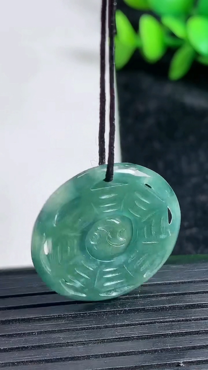 天然A货翡翠八卦牌吊坠尺寸24.2-3.5重:4.65g
3月19日
377