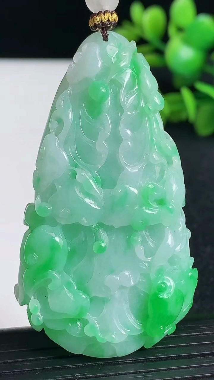 天然A货翡翠白菜吊坠尺寸59.5-33-13.7重量:44.23g
3月19日