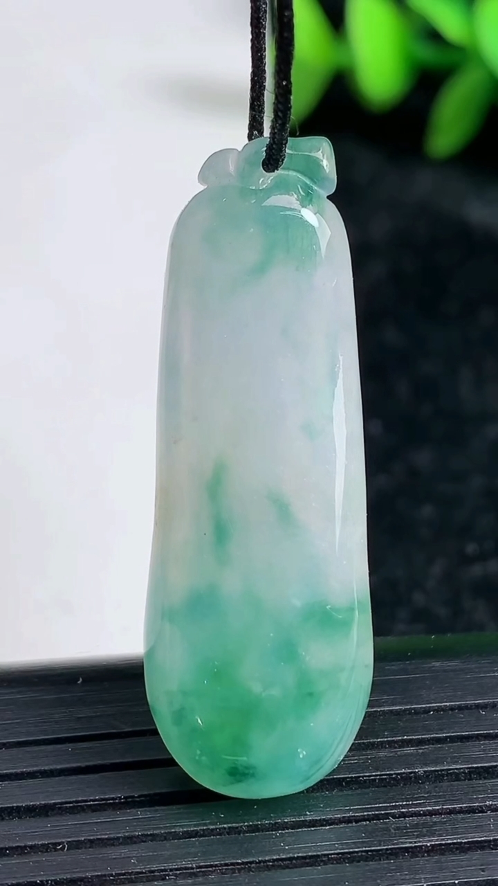 天然A货翡翠飘花福瓜吊坠尺寸39.3-15-5.2重:5.21g
3月19日
322